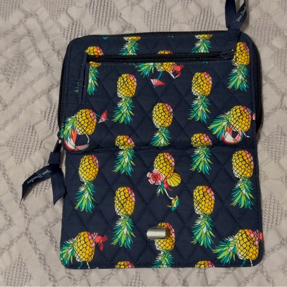 Women’s Vera Bradley RFID quilted clutch purse, navy w/pineapple, NWOT - Picture 5 of 8